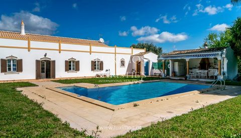 Propriété à l'architecture traditionnelle pour la vente dans la campagne à Loulé en Algarve au Portugal . Bien immobilier  avec des bons secteurs, piscine de bonne taille,  terrasse et barbecue. Entouré par terre avec des arbres fruitiers qui apparti...