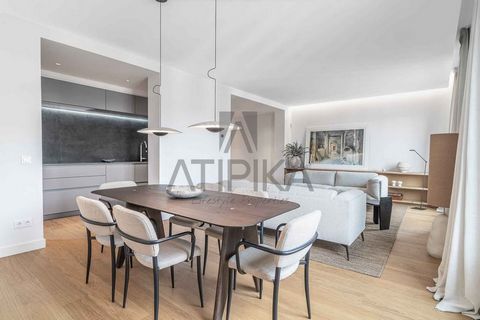 Home of 145m2 located on the illustrious Passeig de Gràcia, right in the heart of the distinguished Quadrat d'Or. This extraordinary apartment is situated in a neoclassical building with a communal terrace and swimming pool. This apartment has underg...