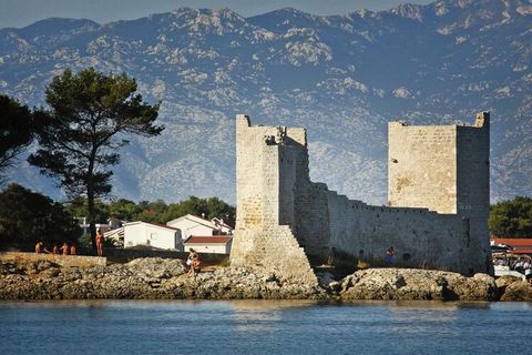 Maison individuelle proche de la plage avec 4 appartements de vacances dans le quartier de Prezida, à environ 150m de la plage de galets et à proximité des commerces. Vir, l'une des innombrables îles au large de Zadar, offre à ses hôtes de nombreuses...
