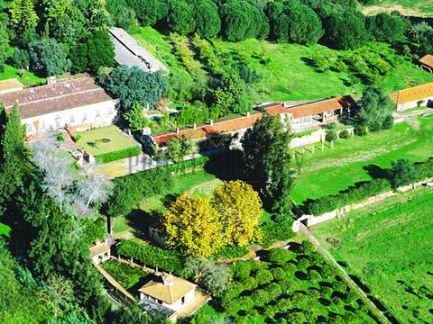 Charming eighteenth-century farmhouse in Setúbal located at the foot of the Castle of Palmela. The property has an area of 130,347m2, and a construction area of 3966.20m2 A property with enormous potential, it is still in the urban fabric of the city...