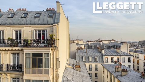 A17235 - Prachtig panoramisch uitzicht over de daken van Parijs vanuit dit appartement (5 eenheden die moeten worden herverdeeld) op de 6e en bovenste verdieping van een stenen gebouw uit 1860 zonder lift. Op zichzelf op deze laatste verdieping, een ...