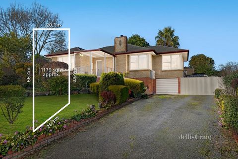 Character appeal adjacent to the Warburton trail with the added bonus of subdivision potential (STCA), this feature filled three bedroom home is spacious and inviting and offers a great mancave. Set on a 1179m2 (approx.) block, this wonderful home in...