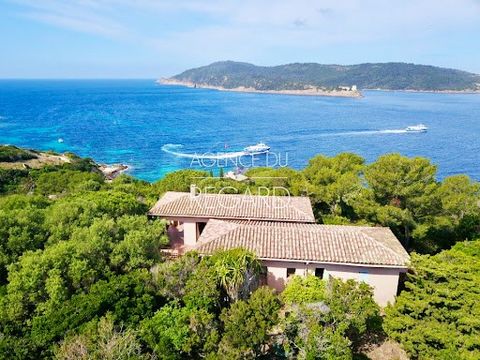 THIS PROPERTY IS UNDER PURCHASE OFFER BY L'AGENCE DU REGARD On the Levant Island, this property of about 2,058sqm is only 150 meters from the port and a 5 minutes walk from the coves. It benefits from a panoramic view of the sea. Large flat spaces ha...