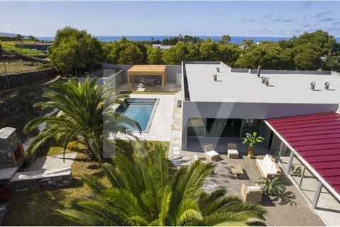 Villa de 4 chambres avec 4 suites + 1 salle de bain + 1 salle de bain pour soutenir la piscine + 1 salle de bain dans le garageSalon et salle à manger à aire ouverte avec cuisine avec îlotLa maison entière est équipée de la climatisation installée ce...