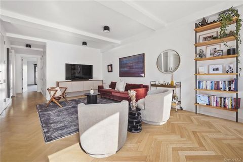 Entrez dans cet appartement surdimensionné de deux chambres et deux salles de bains méticuleusement rénové, situé au cœur de Williamsburg. Avec une lumière du sud abondante, de grandes fenêtres et d’élégants sols à chevrons, cette résidence se démarq...