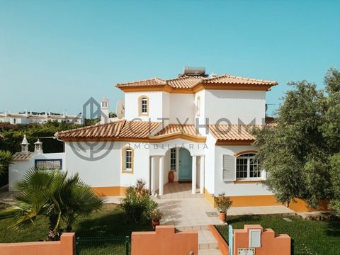 Villa with 3 bedrooms and an office/bedroom, traditional style, with swimming pool, garden and large terraces, in a privileged and residential location. At a distance of 800m from the beach of Manuel Lourenço, 5 minutes from the center of Galé. Consi...