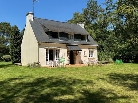 Mit Blick auf das Meer und mit einem schönen bewaldeten Park mit See wird dieses Landhaus zur Erfrischung Naturliebhaber begeistern. Es umfasst einen Eingang zur Kathedrale, ein Wohnzimmer mit Kamin/Einsatz, eine Einbauküche, ein Büro, eine Toilette,...