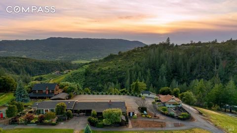 Hoch in den Mayacamas-Bergen und doch nur wenige Minuten von der Stadt Sonoma entfernt, bietet die Moon Mountain Farm unvergleichliche Privatsphäre und einen atemberaubenden Blick auf die umliegenden Weinberge. Die malerische Fahrt schlängelt sich 80...