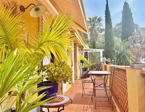 Situé au coeur de la ville de Hyères, dans la célèbre villa Saint Hubert, cet appartement au troisième étage sans ascenseur allie le charme de l'ancien au confort moderne. Il comprend trois chambres, dont une en mezzanine, salon offrant un espace de ...