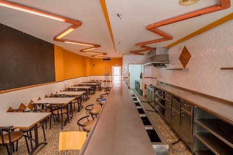 Bar for sale located on Mas d'En Serra Avenue in the center of Les Roquetas, all equipped and ready to go to work. With the license in force, with a terrace of 60 m2, kitchen and stainless steel bar, smoke outlet, small warehouse and automatic blinds...