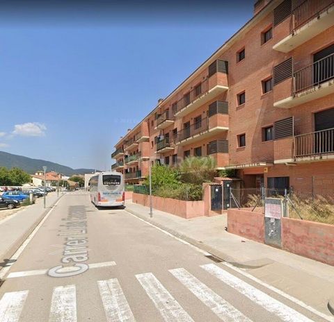 Look no further! We have a unique opportunity for you on Calle Santiago Pi i Sunyer, La Jonquera. This apartment, which had previously been occupied, is now available and ready to be yours. Apartment Features: 2 bedrooms 65 square meters of living sp...