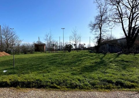 Situé à Joué-l'Abbé (72380), ce terrain de 825 m² bénéficie d'un environnement paisible et attractif. Joué-l'Abbé est une charmante commune offrant un cadre de vie convivial, à proximité de commodités essentielles telles que des commerces locaux et d...