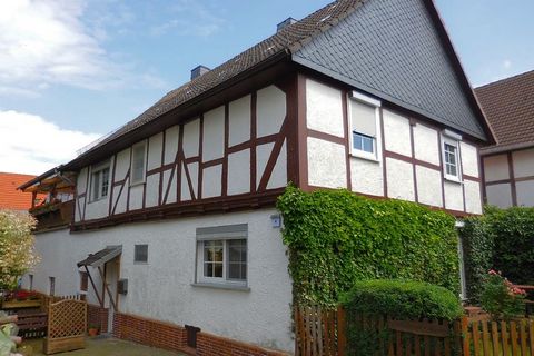 Die hell und modern eingerichtete Ferienwohnung befindet sich im Erdgeschoß eines schönen Fachwerkhauses in Leuderode, einem Ortsteil von Frielendorf. Eine große Schlafnische ist, räumlich gut umgesetzt, hinter dem Wohnesszimmer angesiedelt. Das eige...