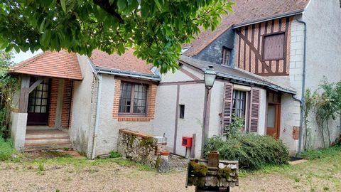 Sologne, entre Chambord et Cheverny, dans le coeur historique du village de Bracieux, très belle maison de 170m² sur un terrain de 815m² bordé par une rivière sans vis-à-vis. Au Rdc un couloir séparant le salon et la salle à manger, une cuisine indép...