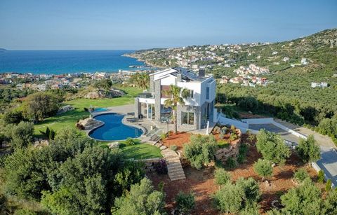 Denna lyxvilla till salu i Apokoronas, Chania, Kreta ligger i Almyrida, med 360-graders djup panoramautsikt över havet och bergen. Villan har en total boyta på 352 m², belägen på en 4935 m² stor privat tomt. Minutiöst utvecklad över 3 nivåer, består ...