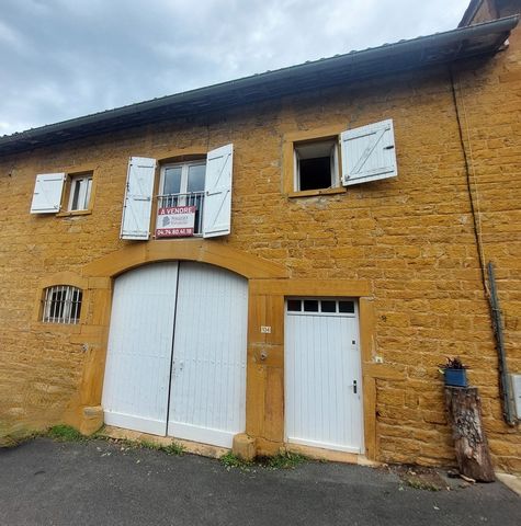 6643. VILLE SUR JARNIOUX maison de village en pierres dorées sans extérieur, sur cave, cellier et grand garage avec mezzanine. A l'étage séjour avec cheminée foyer fermé, cuisine ouverte, 2 chambres, SDB et WC. Bon état- LIBRE -