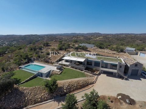 De villa ligt op slechts 10 minuten rijden van de kustplaats Tavira en op korte afstand van Faro en is bereikbaar via een lokale gemeentelijke weg en een kort pad van 100 meter. Er is een geautomatiseerde poort en een oprit met uitstekende toegang en...