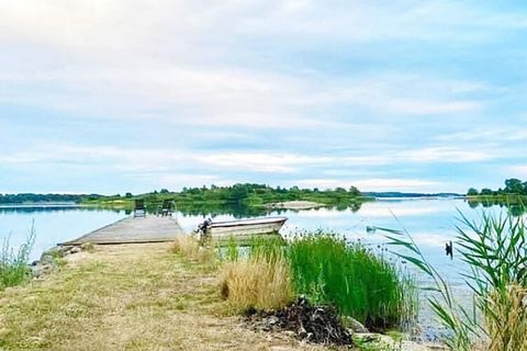 Geräumiges Ferienhaus mit großem, separatem Annex. Steht nicht weit vom Meer entfernt an der Schärenküste von Blekinge. Hier können Sie die Ruhe der Natur ringsum genießen und alle Sehenswürdigkeiten, Einkaufsmöglichkeiten und Veranstaltungen der his...