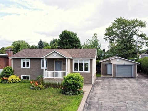 Libre immédiatement! ** Splendide plain-pied à Blainville **3 CAC,2 SDB, grande fenestration, belle cuisine moderne comprenant un immense ilot et coin-café intégré, planchers chauffants(cuisine et SAM), véranda 3 saisons isolée, plusieurs rénovations...