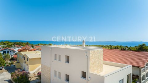 VIR, PEDINKA - Ruim eenkamerappartement in een nieuw gebouw - 600 m van het strand Een eenkamerappartement te koop op het eiland Vir, in de wijk Pedinka, met een totale oppervlakte van 46,38 m2. Het appartement op de begane grond van het gebouw besta...