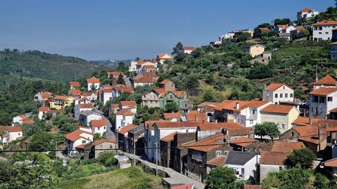 Villa typique située à Sazes da Beira, au cœur de la Serra da Estrela. La villa se compose de 3 étages : SOUS-SOL - Grand espace de rangement R/C -Vestibule -chambre - 1 salle de bain complète équipée d’une douche 1er étage -Salon - Cuisine équipée L...