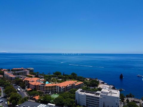 The location and sea views important to you, without neglecting silence and comfort? I present to you this stunning 3 bedroom apartment located in Lido, its modern, distinctive architecture with plenty of natural light characterize this fantastic 3 b...