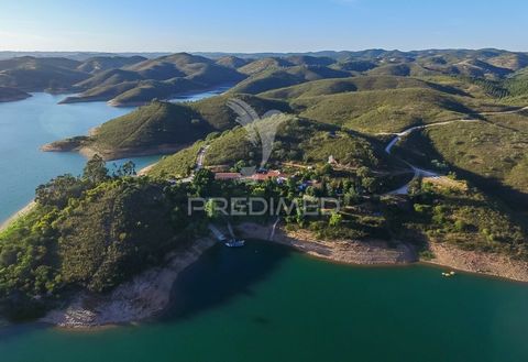 Charmante ferme touristique dans le barrage de SantaClara-a-Velha, Odemira   Dans un coin privilégié du sud-ouest de l’Alentejo, sur les rives du magnifique barrage de Santa Clara, se trouve cette propriété unique, une véritable oasis de tranquillité...