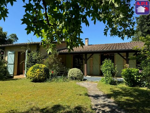 MAISON FAMILIALE Sur les hauteurs de FOIX, venez découvrir cette grande maison avec son superbe jardin. Vous pourrez profiter de son séjour, de sa cuisine, de ses cinq chambres, de ses deux salles de bains et de son extérieur fleuri. Bâti de qualité,...