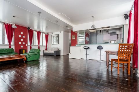 Discover this vast, atypical, renovated 120m² souplex, ideally located around 5 minutes' walk from the town hall in the 18th arrondissement. This exceptional property, with its own entrance from the street, is perfect for an artist, an association, a...