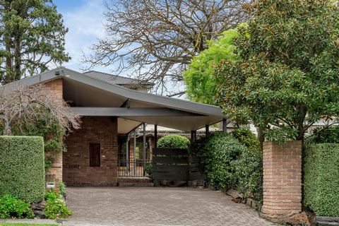 Questa casa in mattoni a un piano del 1980 è stata progettata con cura per massimizzare il suo aspetto settentrionale. Due ampie zone giorno si affacciano sul tranquillo giardino - un santuario privato inondato di sole - e offrono un facile accesso p...