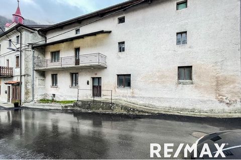 We mediate in the sale of a spacious terraced house in the village of Podkraj, in the municipality of Ajdovščina. The house was after built in 1700 and has 194.8 m2 of net floor area, and stands on a 290 m2 large Land. The house is in need of a compl...