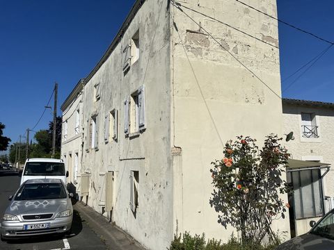 PROCHE CENTRE VILLE DE NIORT!!! MAISON A RESTAURER AVEC GARAGE Comprenant : Entrée, veranda suivi d'une cuisine équipée séparée, un salon salle à manger avec cheminée et une cave enterrée. Au 1er étage : palier/bureau, une chambre sur parquet et une ...