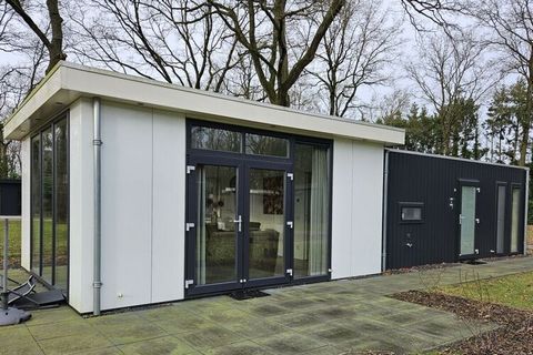 Het comfortabele vakantiehuis is zeer goed uitgerust met een ruime woonkamer en een open keuken, twee slaapkamers en een ruime badkamer. De vakantiewoningen zijn volledig nieuw en daarom uitgerust met moderne meubels en alle comfort. Door de grote ra...