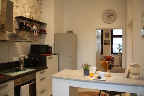 Das Apartment ist nach Kernsanierung komplett neu und liebevoll eingerichtet. Als Bodenbelag wurde ein durchgängig verlegter Designboden gewählt. Neues Badezimmer mit Regendusche und Fenster, Bodenbelag hier Naturstein, inklusive Hand - und Badtücher...