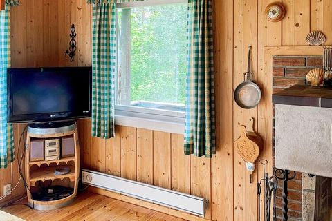 Ferienhaus in ländlicher Umgebung mit Fjordblick. Geeignet für Naturliebhaber oder für den Angelurlaub. Das ältere Haus, in traditionellem Landhausstil mit Kieferninventar, hat einen offenen Küchen-/Wohnbereich für das Familienleben. Im Wohnzimmer be...