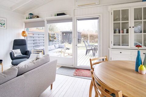 Kleines Ferienhaus von 44 m² Größe, gelegen auf einem großen Naturgrundstück in der begehrten Gegend von Udsholt Strand. Das Ferienhäuschen bietet u.a. einen offene Küchen-/Wohnbereich mit Ess- und Sitzecke sowie großen Fenstern zum Garten und zur Te...