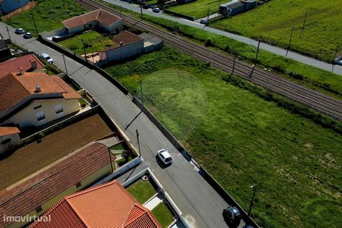 Terrain constructible à vendre pour 66 000 € Terrain qui permet la construction situé dans la paroisse de Paramos, municipalité d’Espinho. Le terrain a 1100m2 de superficie totale avec une façade d’environ 40m. Nous prévoyons la possibilité de constr...