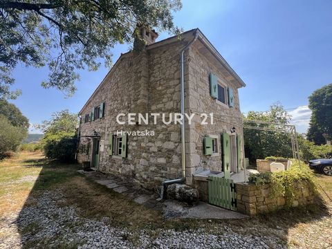 Esta hermosa casa de piedra se encuentra en Sovinjak, no lejos de Buzet. La casa está completamente renovada y decorada en auténtico estilo de Istria. En la planta baja, hay una hermosa cocina, un aseo y una gran sala de estar, mientras que en el pri...