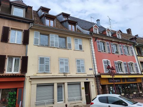 Dans une petite copropriété, venez découvrir ce superbe duplex de 105m2 situé au 2ème et dernier étage. Il se compose d'un spacieux salon séjour, de 3 chambres, d'une cuisine ouverte, de 2 salles de bains et de 2 WC. Il est chauffé au gaz (DPE note C...