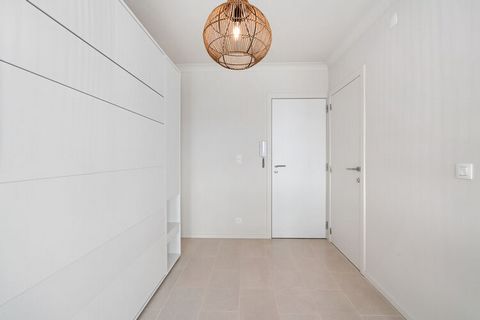 Vollständig renoviertes Studio im 3. Stock mit Schlafbereich (Schrankbett).  Es gibt ein gemütliches und helles Wohnzimmer, eine voll ausgestattete offene Küche und ein Bad mit Dusche und WC. In der Nähe des Strandes, Geschäfte, Normand Park und öffe...