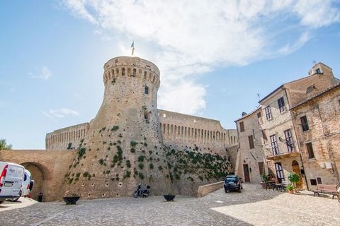 Lejos de la agitación de la ciudad, este apartamento en Ascoli Piceno es ideal para 4 personas. Hay dos habitaciones perfectas para dos parejas o una pequeña familia. Disfruta de un refrescante chapuzón en la piscina o relájate en el jacuzzi. El cent...