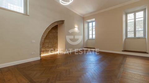 L'appartamento, che si sviluppa su una superficie di circa 123 mq calpestabili, è composto da ingresso, bagno con doccia, ampia zona living e dining con originale arco in tufo, cucina, bagno con doccia da 200 cm e doppio lavabo, due camere matrimonia...