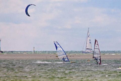 Ten piękny apartament wakacyjny znajduje się zaledwie 700 m od plaży w ośrodku wypoczynkowym Wulfener Hals i znajduje się bezpośrednio przy 18-dołkowym polu golfowym Fehmarn.