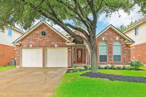 Fantástica casa térrea em uma das localizações mais convenientes de toda Austin! Esta casa tem um toque muito moderno, com tetos altos, janelas em arco, sancas e pisos de cerâmica e madeira por toda parte, exceto os quartos onde o novo carpete acaba ...