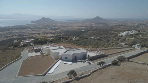 Lussuosa villa di nuova costruzione a Paros, con una superficie totale di 220,26 mq, offre una progettazione estremamente attenta secondo gli standard della Casa Passiva, garantendo la classe energetica A. Al piano terra, che occupa 139,40 mq, ci son...