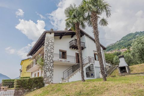 Let yourself be enchanted by this villa in need of renovation in the heart of Pieve, whose charm and potential promise you great possibilities. Situated on an impressive plot of 1,600 m², this property blends harmoniously into the natural surrounding...