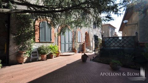 Nel verde della Val di Chiana, cielo terra su due piani con caratteristico giardino panoramico in vendita in borgo medievale vicino a Sinaluinga. Nel borgo medievale di Scrofiano, a 350 metri sul livello del mare con panorama sulla Val di Chiana, al ...