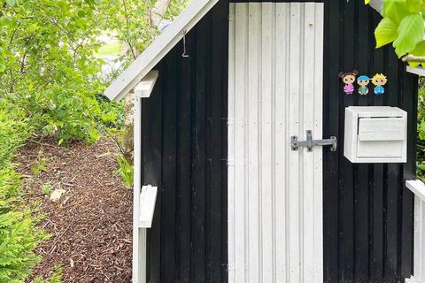 Attraktiv gelegenes und gut gepflegtes Ferienhaus mit Badezuber im Außenbereich für bis zu 6 Personen sowie herrlichem Ausblick in die Umgebung! Sie wohnen hier nur ca. 500 m vom Limfjord und dem kinderfreundlichen Strandufer bei Toftum Bjerge entfer...