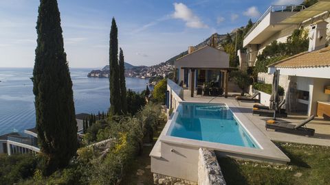 Uit ons aanbod lichten we een prachtige luxe villa uit met uitzicht op het eiland Lokrum en de oude binnenstad van Dubrovnik. Het hele landgoed strekt zich uit over een benijdenswaardige 1200 m2 omgeven door groen en authentieke boomgaarden en citrus...