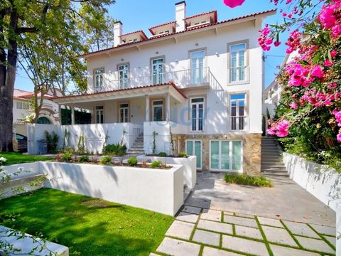 Fantastic unfurnished 5 bedroom duplex, set in a two-family house, consisting of two independent fractions, each with entrances, and private gardens. In the heart of Estoril, this floor of a brand new duplex villa, with a private garden of 209 m2. It...